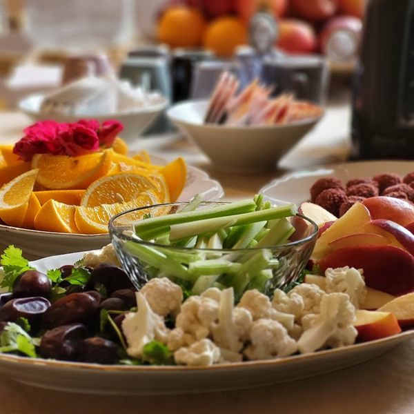 Fat med frukt, selleri, dadlar och grönsaker