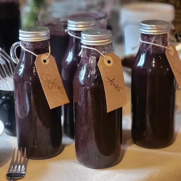Flaskor fyllda med Heavy Metal Detox Smoothie
