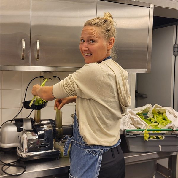 Malin Härlin förbereder sellerijuice i ett kök