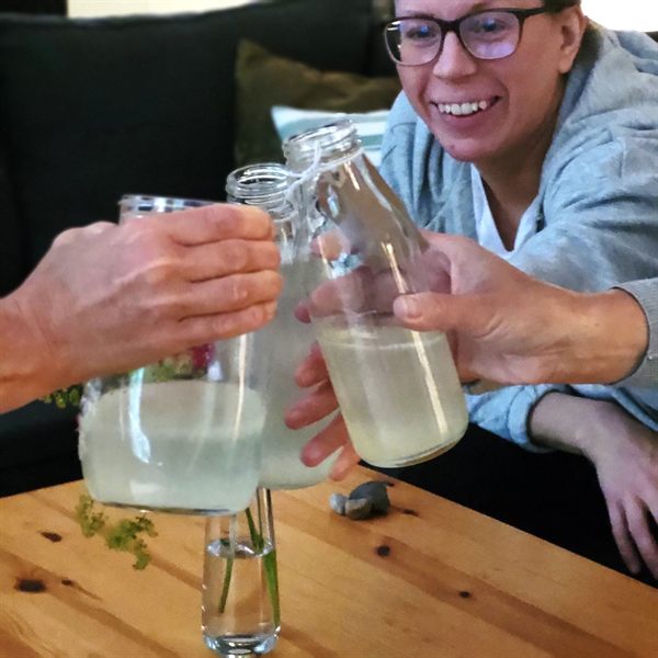 Deltagare som skålar med ljusa drycker på morgonen