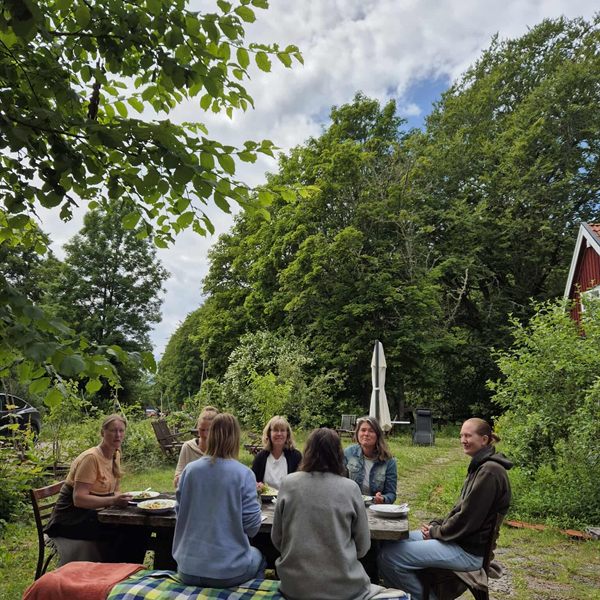 Retreatdeltagare som äter lunch tillsammans utomhus