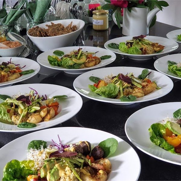 Flera upplagda lunchskålar med sallad och grönsaker