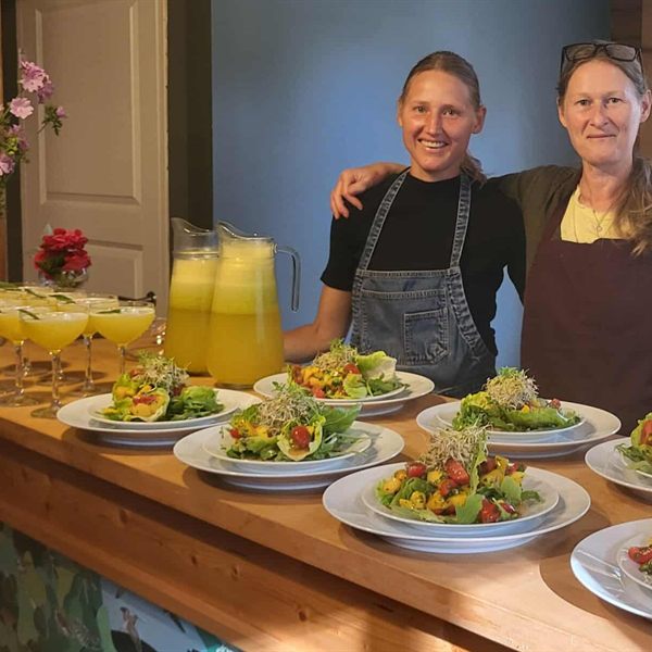 Therese och Malin bakom tallrikar med retreatets förrätt