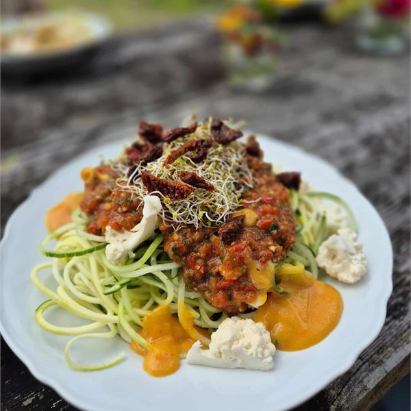 Rålunch med zucchininudlar, groddar, grönsaker och såser