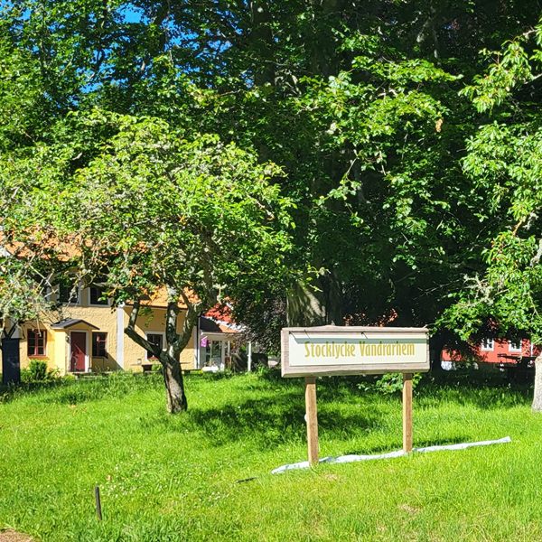 Stocklycke Vandrarhem omgivet av grönska