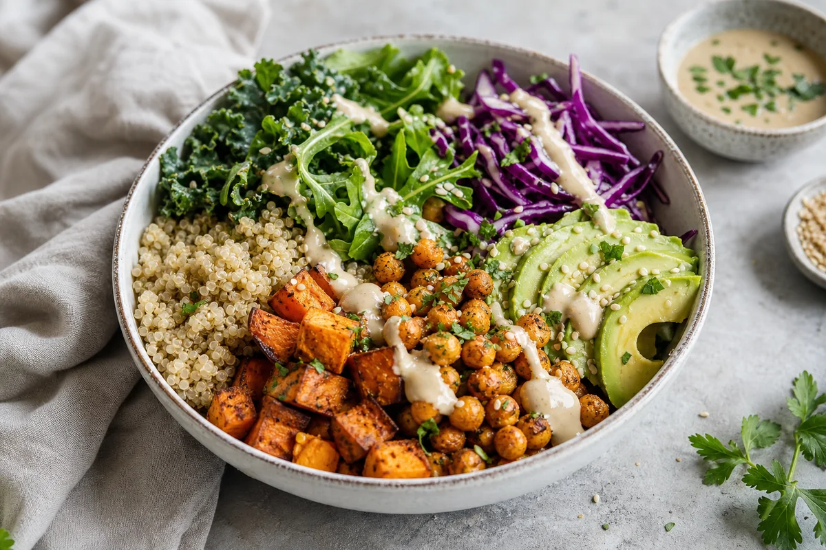 En färgrik skål med grönsaker, quinoa, kikärtor och skivad avokado